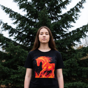 Черная футболка с принтом